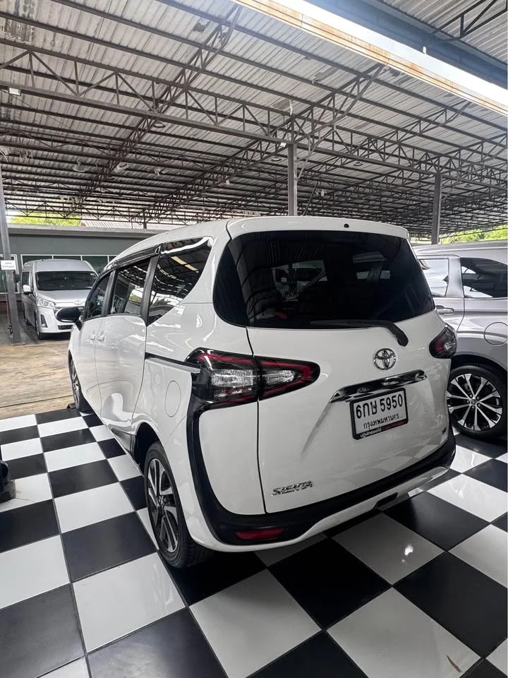 2017 Toyota Sienta II 3