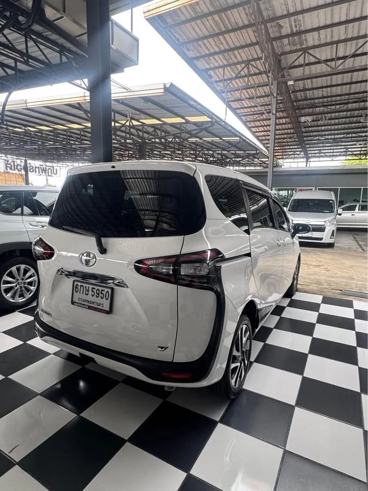 2017 Toyota Sienta II 2