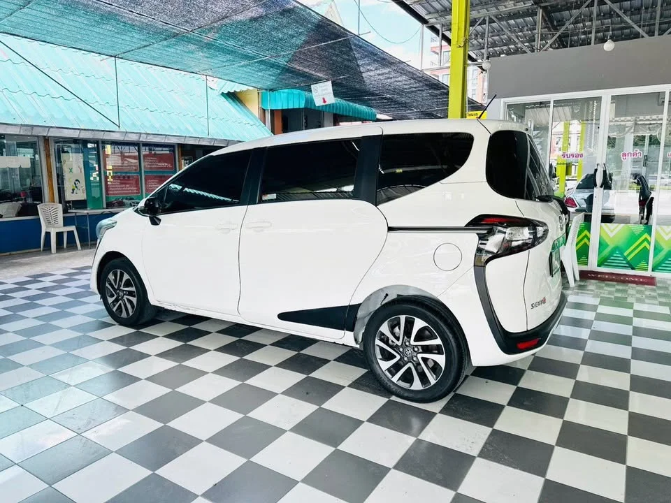 2016 Toyota Sienta II 2