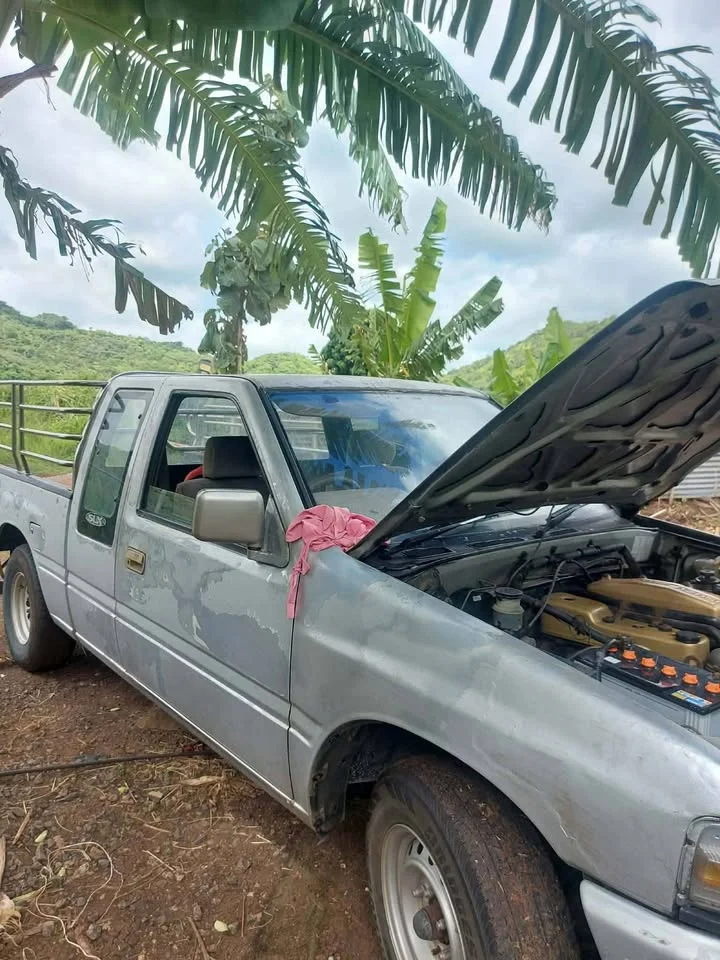 2000 Isuzu TFR III 2