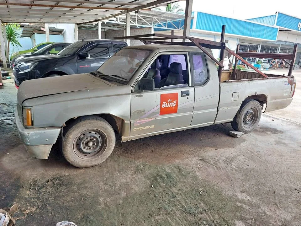 1988 Mitsubishi Triton II 2