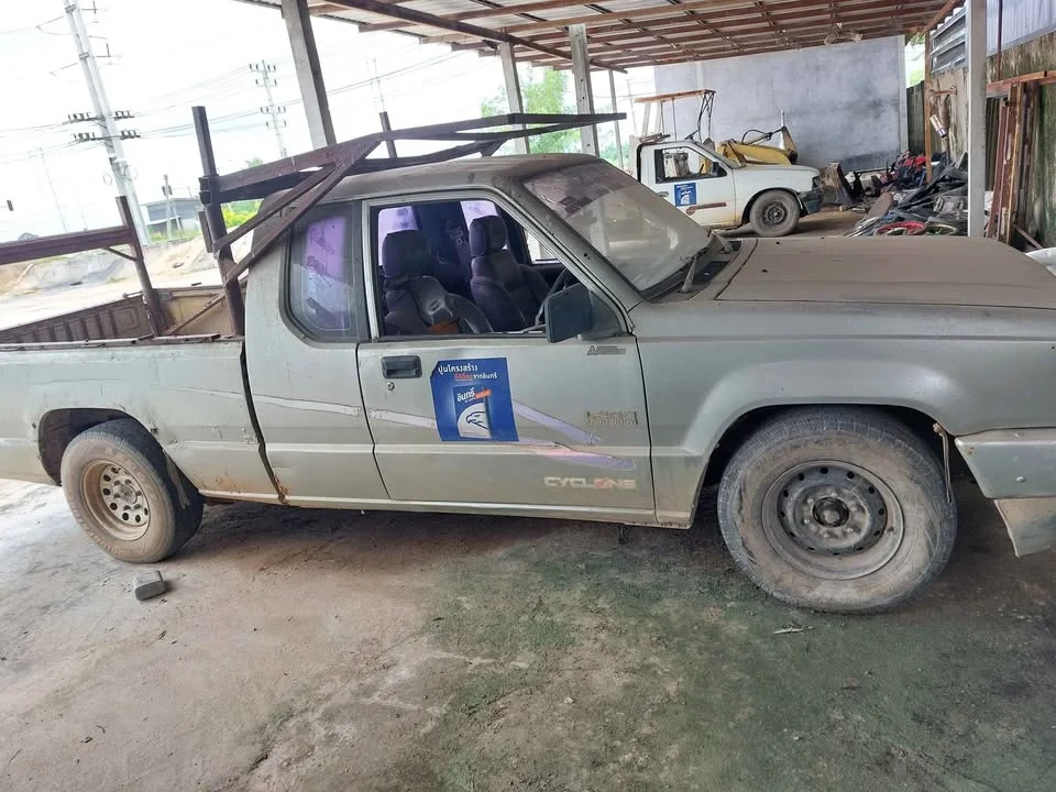 1988 Mitsubishi Triton II 3