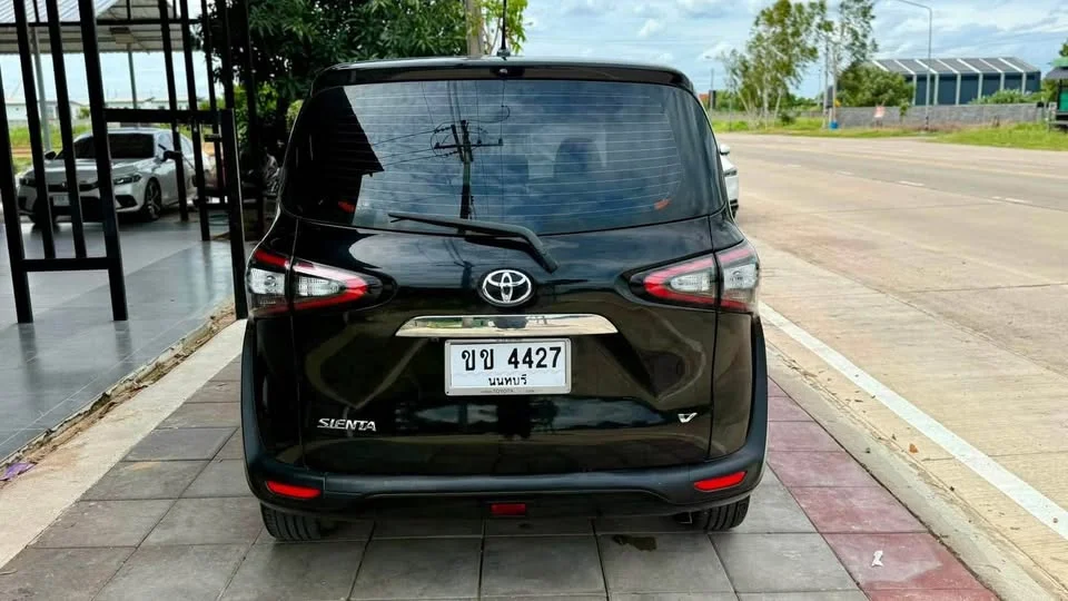 2017 Toyota Sienta II 3