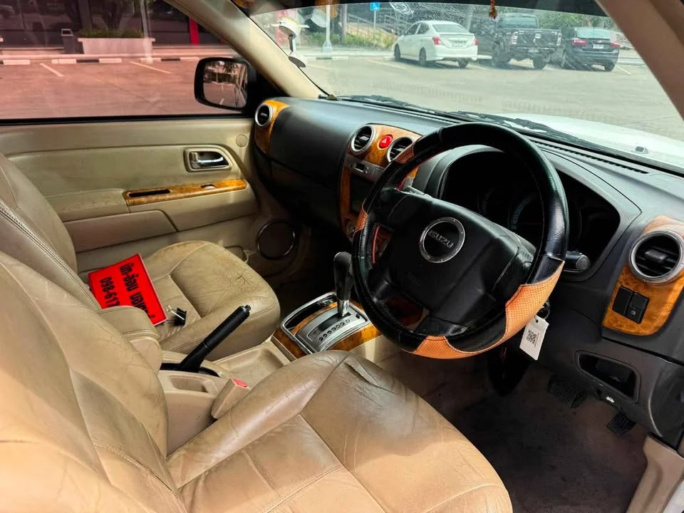 2009 Isuzu MU-7 3