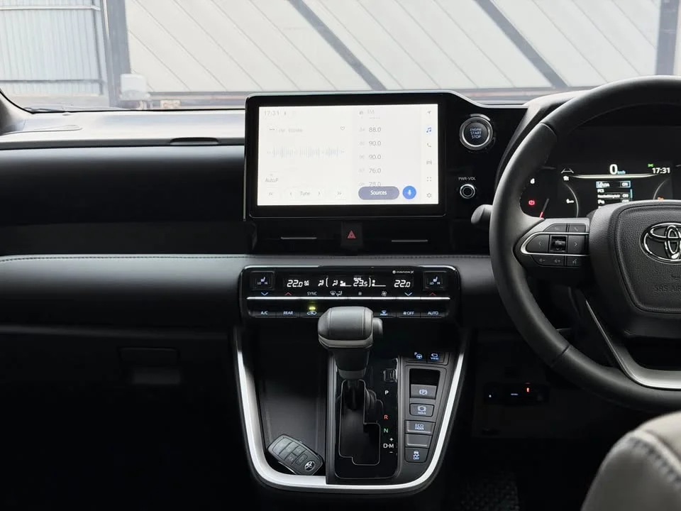 2022 Toyota Voxy IV 3