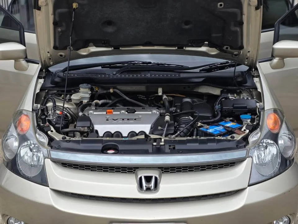 2005 Honda Stream I 3