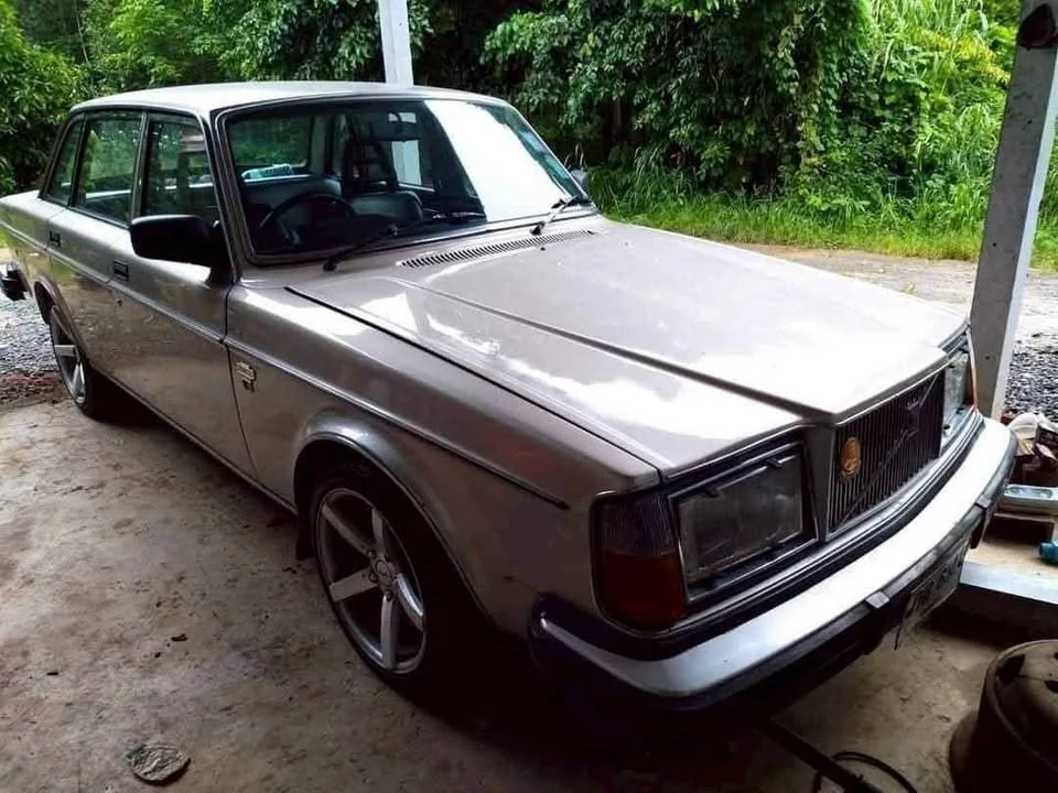 1977 Volvo 200 Series 2