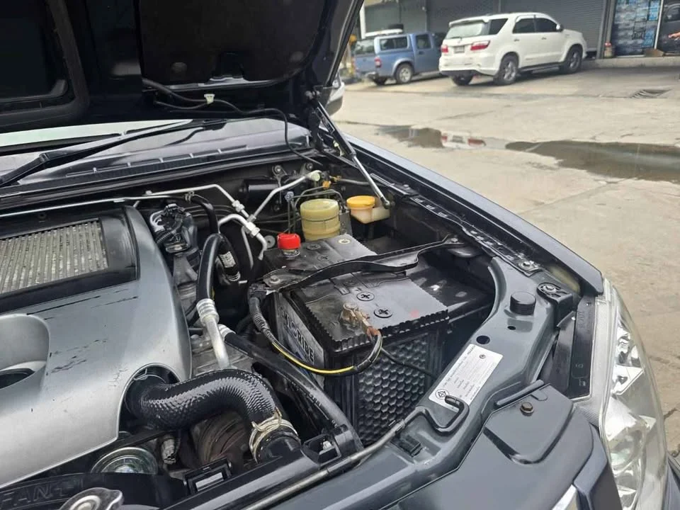 2011 Isuzu MU-7 3