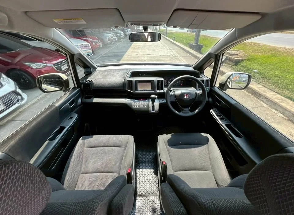 2012 Honda Stepwgn IV 2