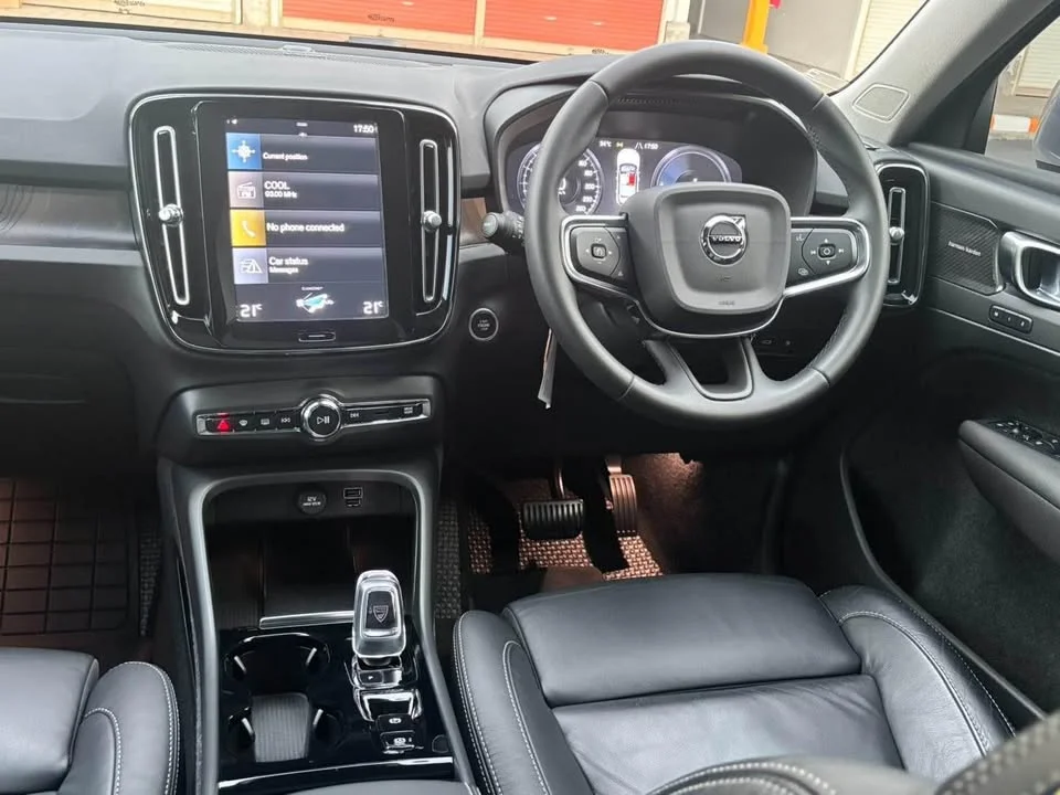 2023 Volvo XC40 2