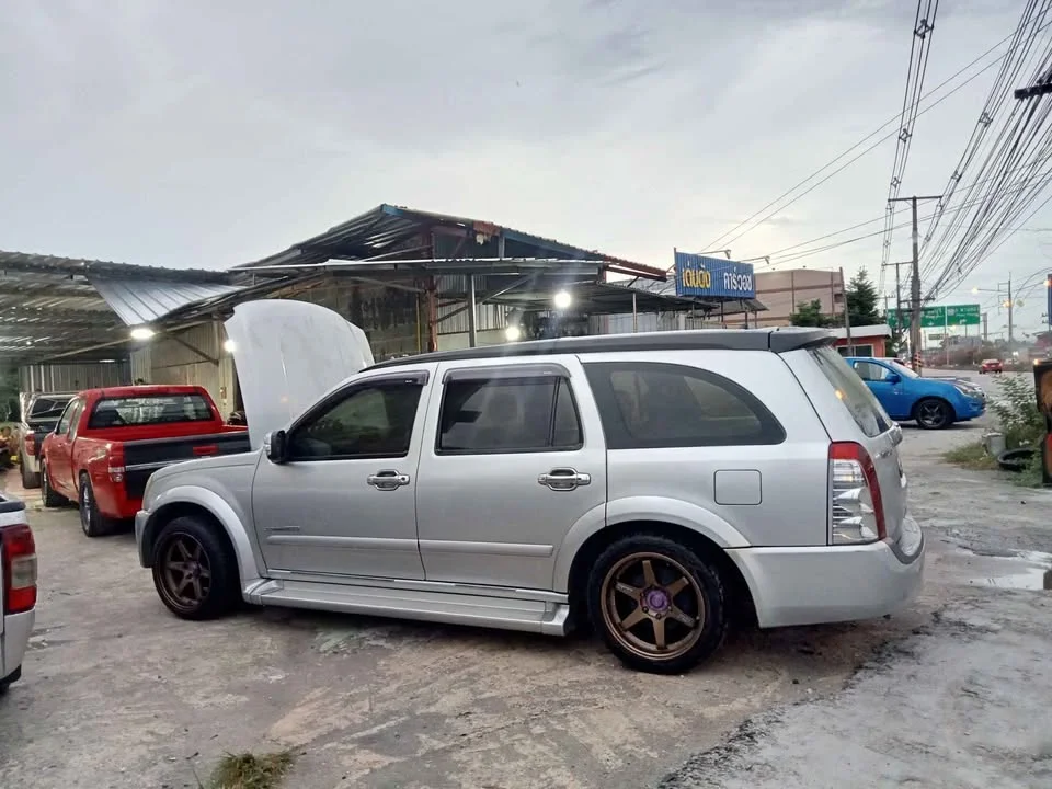 2005 Isuzu MU-7 3