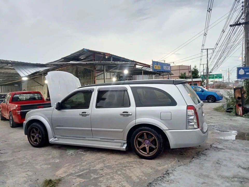 2005 Isuzu MU-7 2