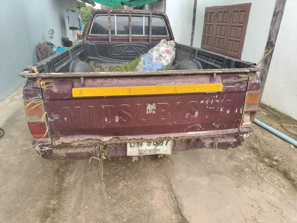 1996 Mitsubishi Triton II 2
