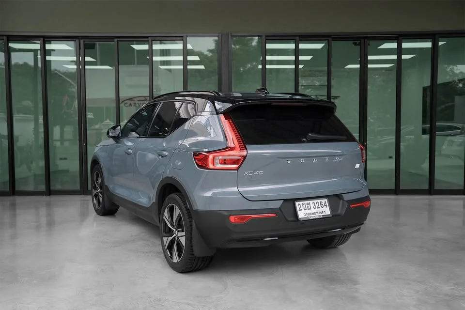 2022 Volvo XC40 2