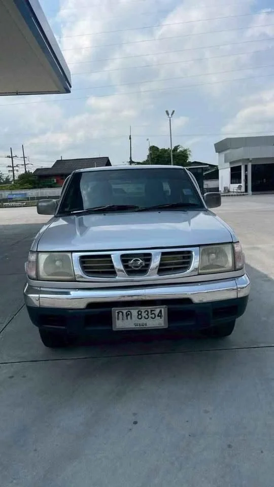 2000 Nissan Frontier I 3