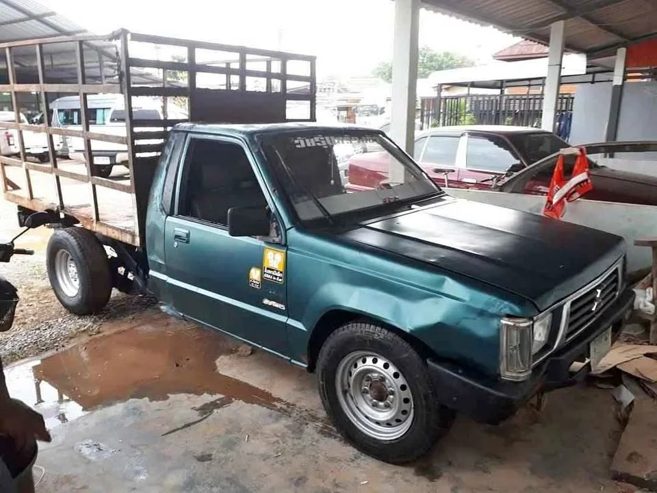 1995 Mitsubishi Triton II 2