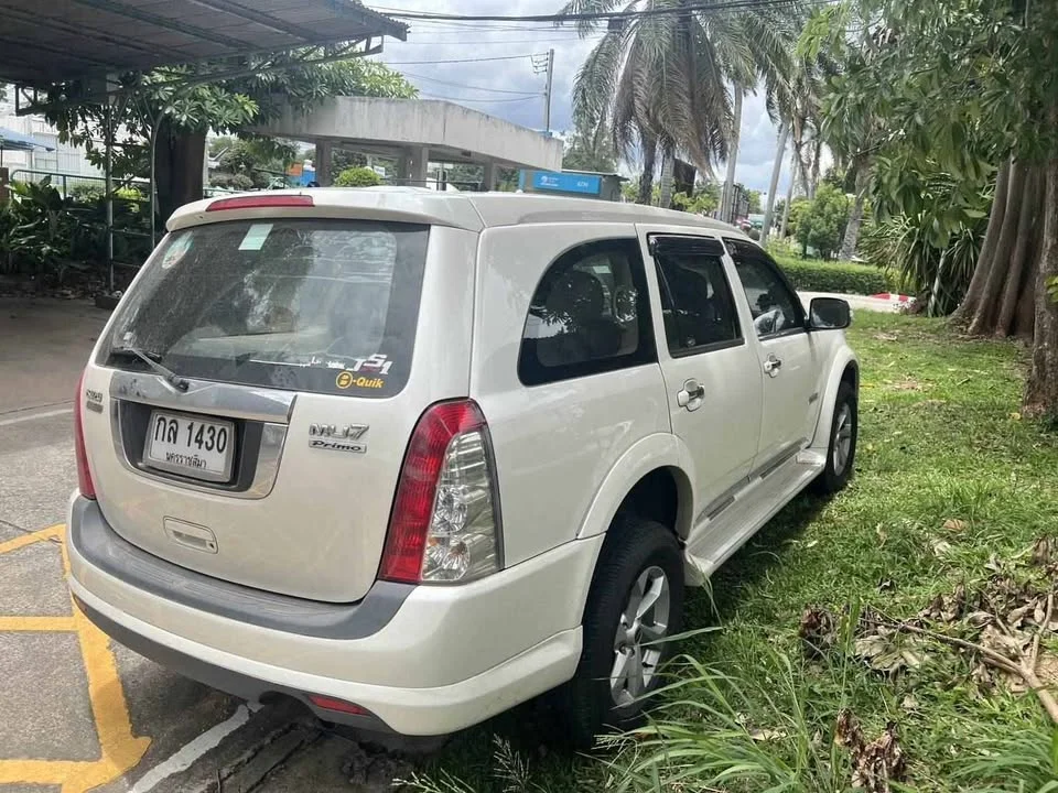 2010 Isuzu MU-7 2