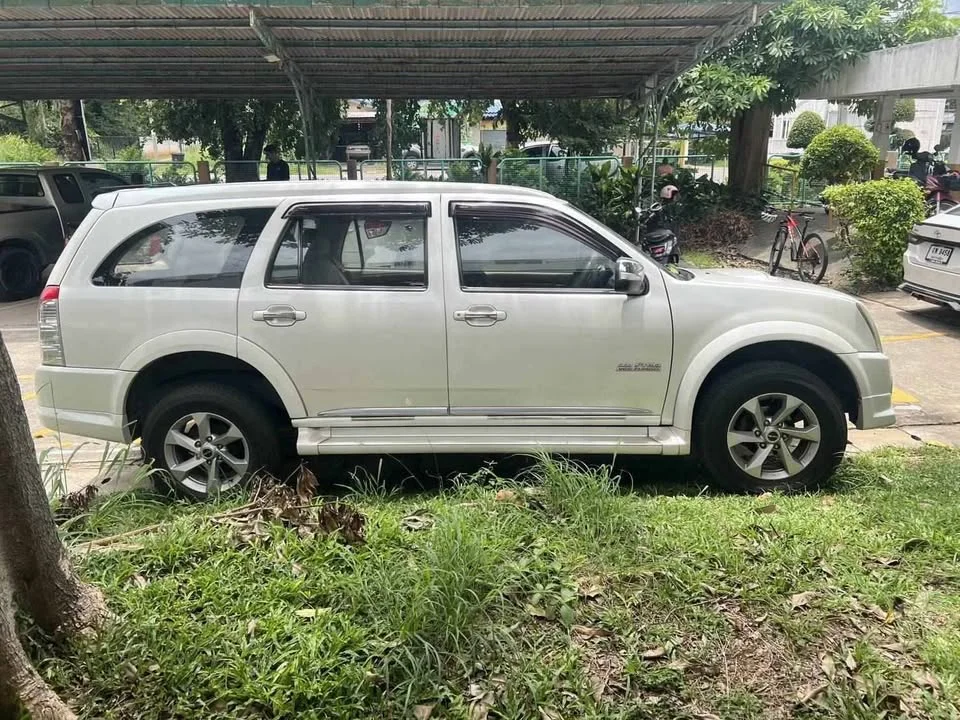 2010 Isuzu MU-7 3