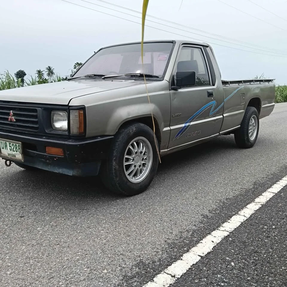 1994 Mitsubishi Triton II 2