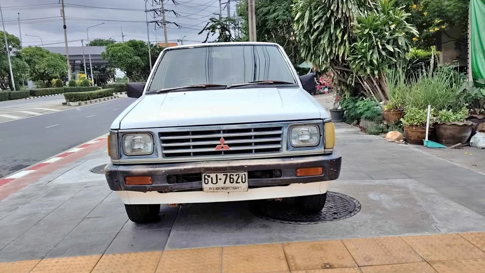1991 Mitsubishi Triton II 3