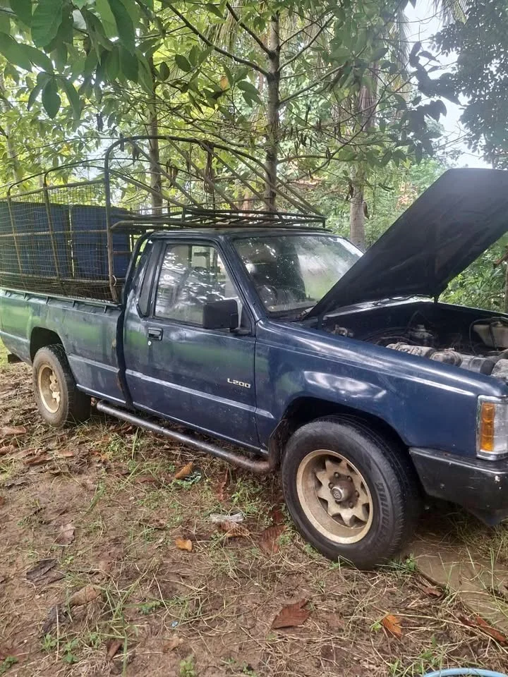 1993 Mitsubishi Triton II 3