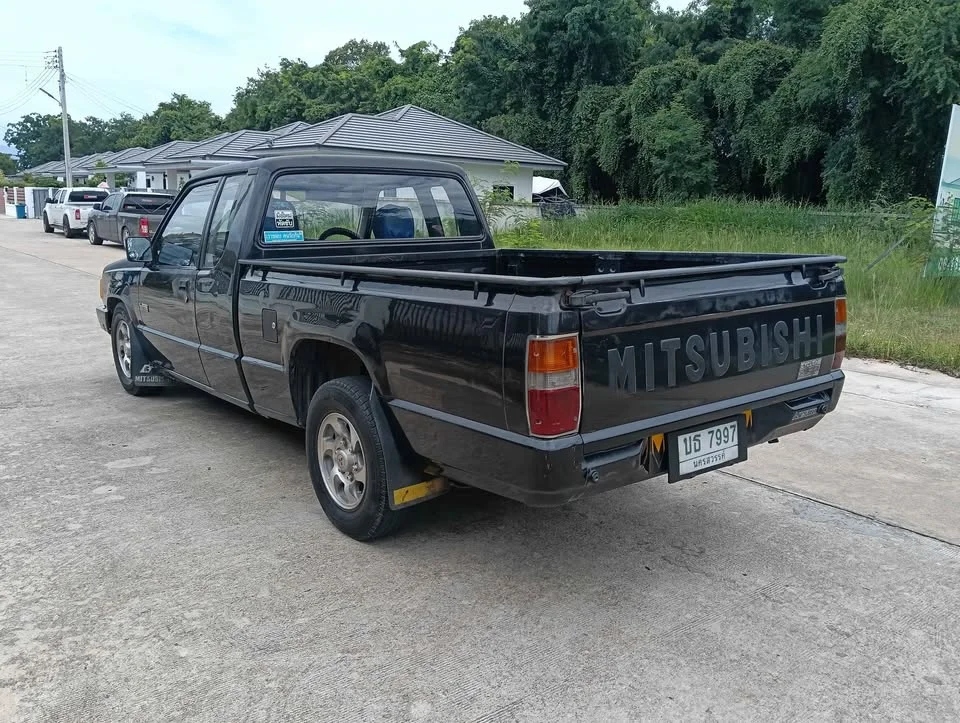1993 Mitsubishi Triton II 3