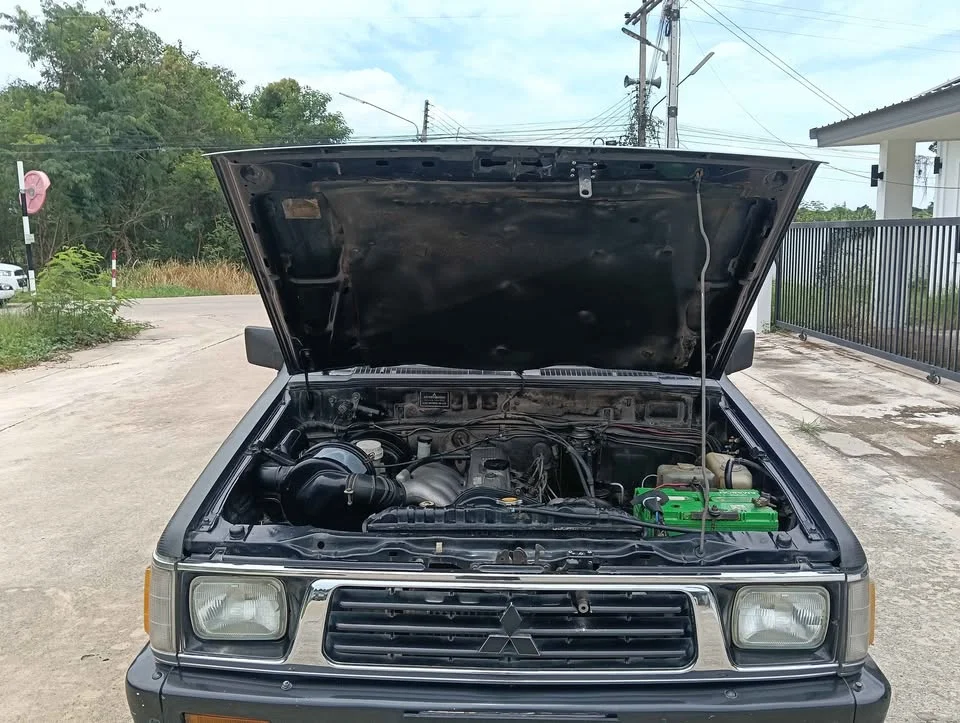 1993 Mitsubishi Triton II 2