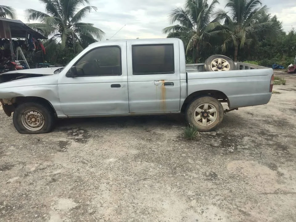 2000 Mazda 2500 Fighter V 2