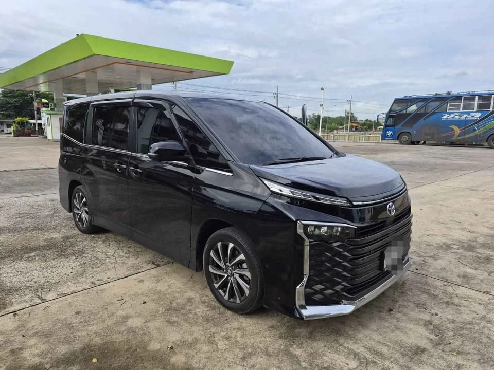 2024 Toyota Voxy IV 3