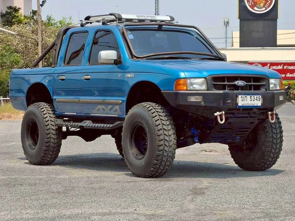 2000 Mazda 2500 Fighter V 2
