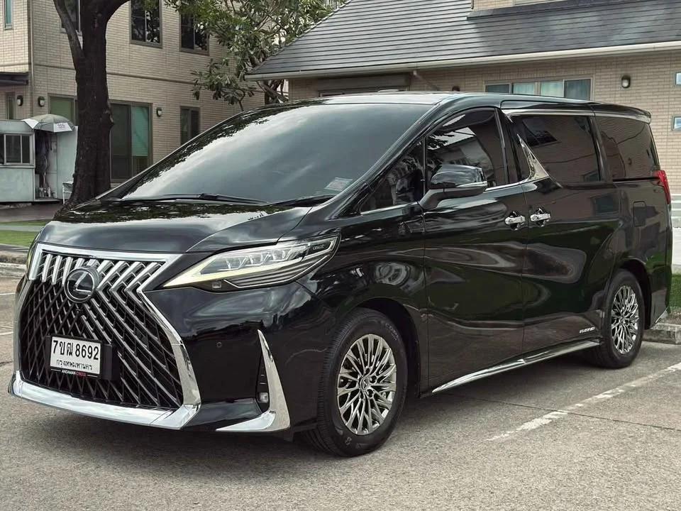 2022 Lexus LM I 2