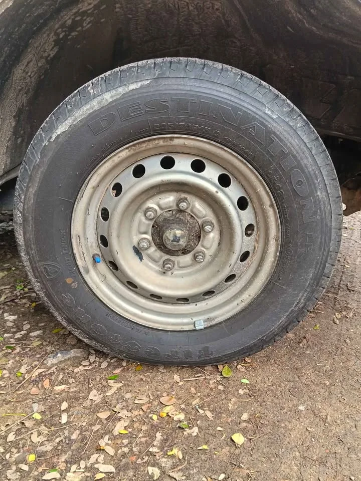2004 Nissan Frontier I 3