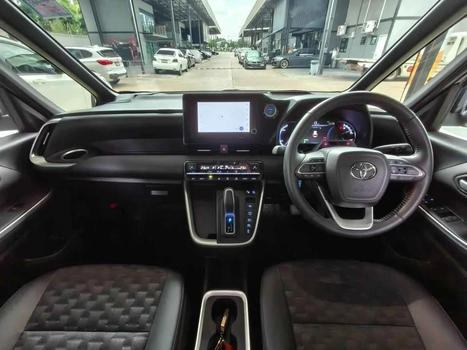2024 Toyota Voxy IV 3