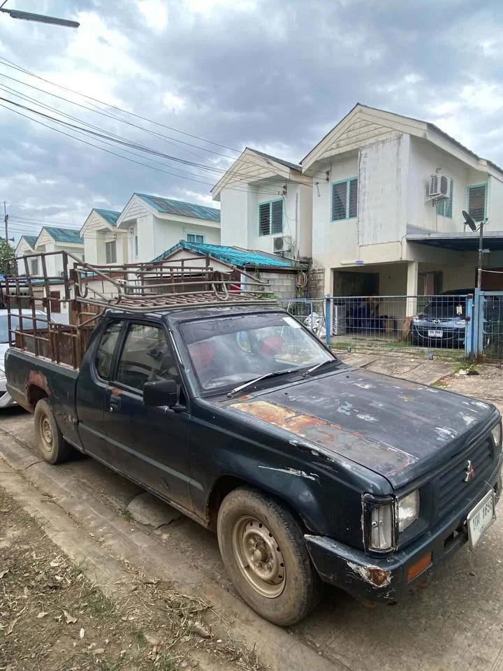 1988 Mitsubishi Triton II 2