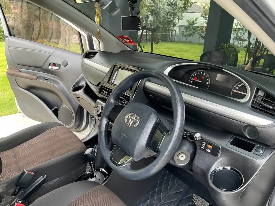 2017 Toyota Sienta II 3