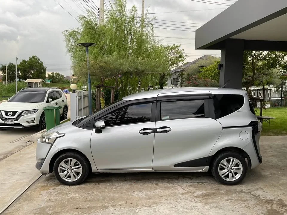2017 Toyota Sienta II 2