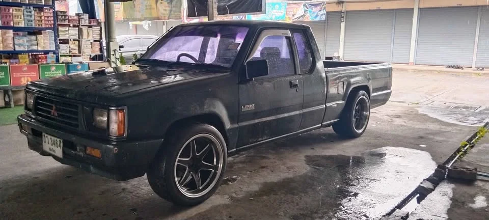 1995 Mitsubishi Triton II 2
