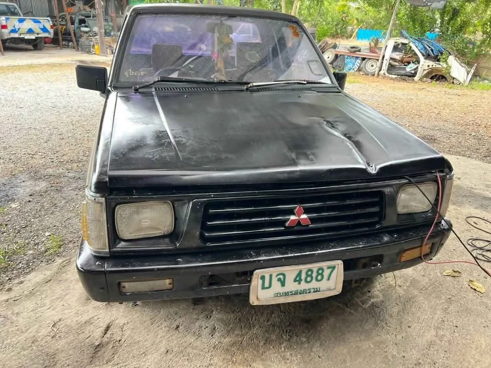 1995 Mitsubishi Triton II 2