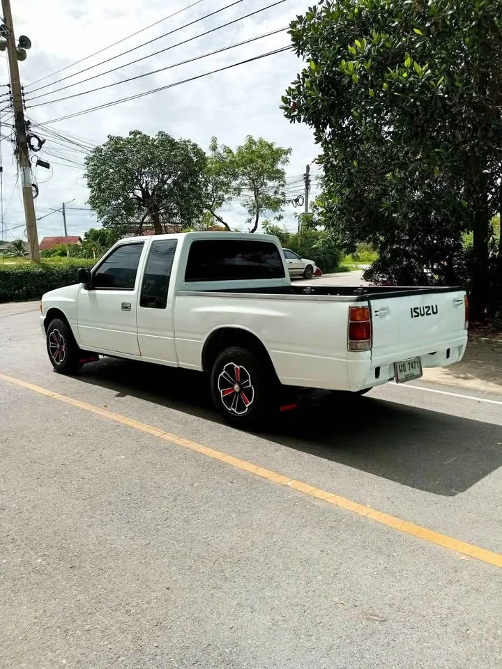 Isuzu TFR III 3