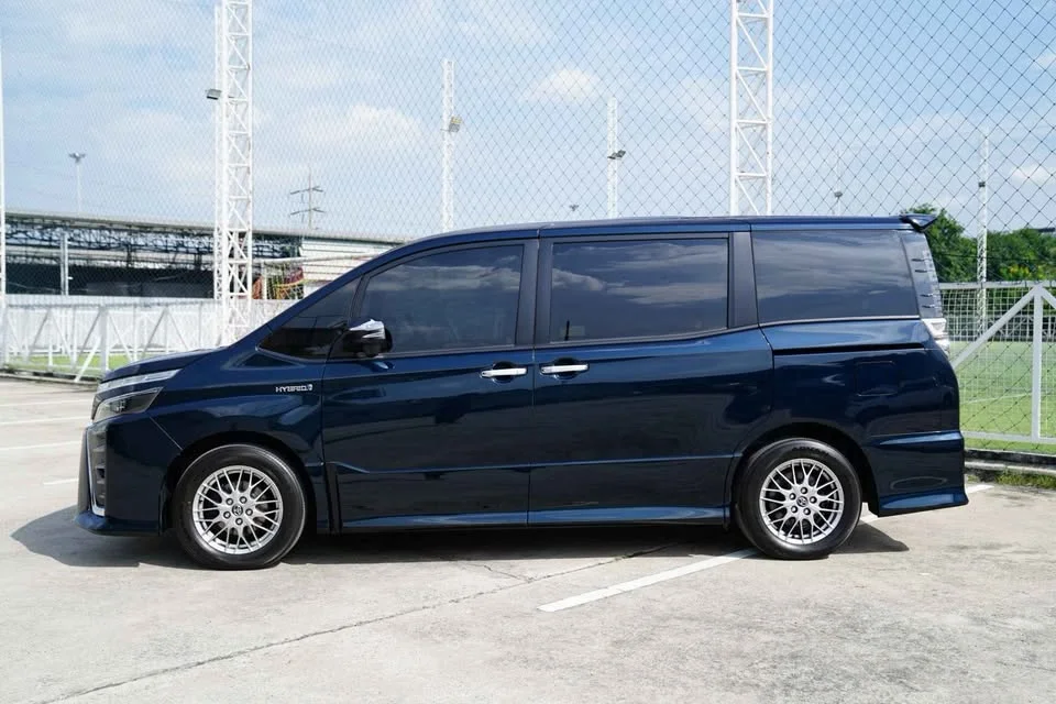 2018 Toyota Voxy III 3
