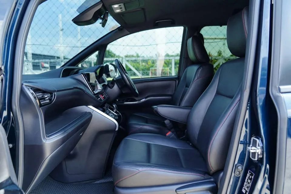 2018 Toyota Voxy III 2