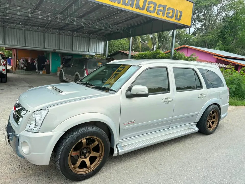 2008 Isuzu MU-7 3