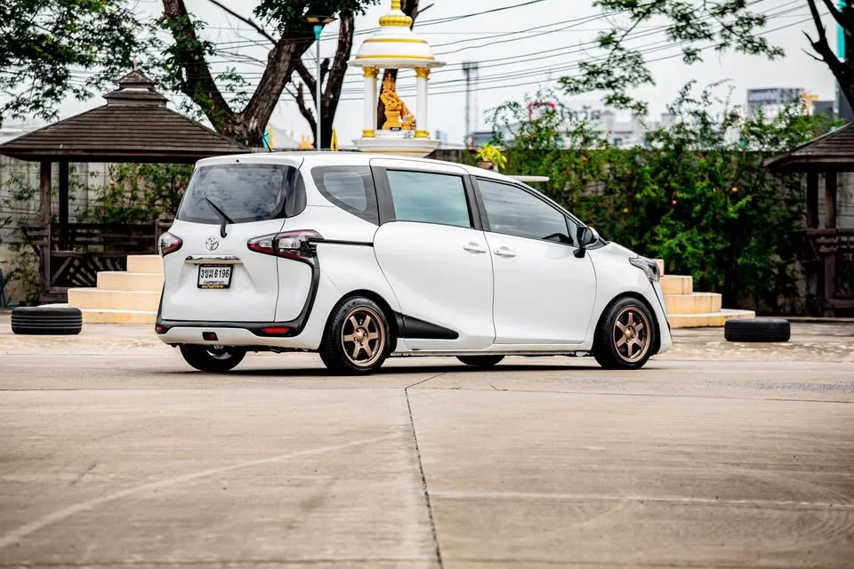 2017 Toyota Sienta II 3