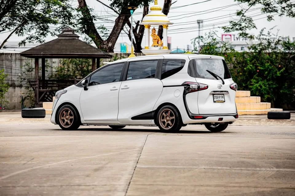 2017 Toyota Sienta II 2