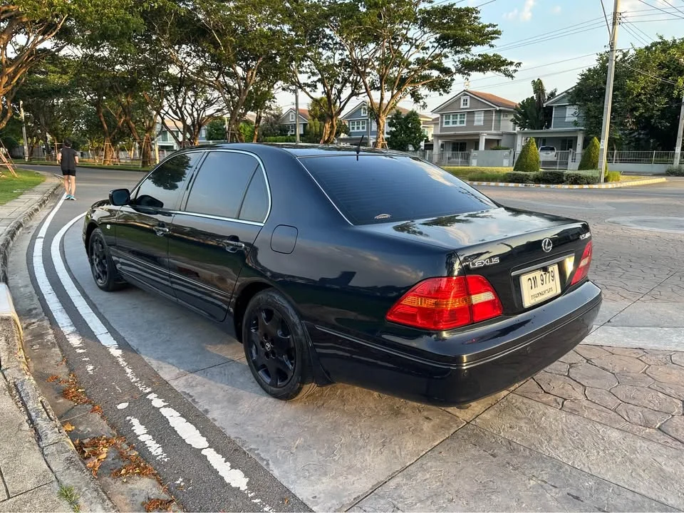 2001 Lexus LS III 3