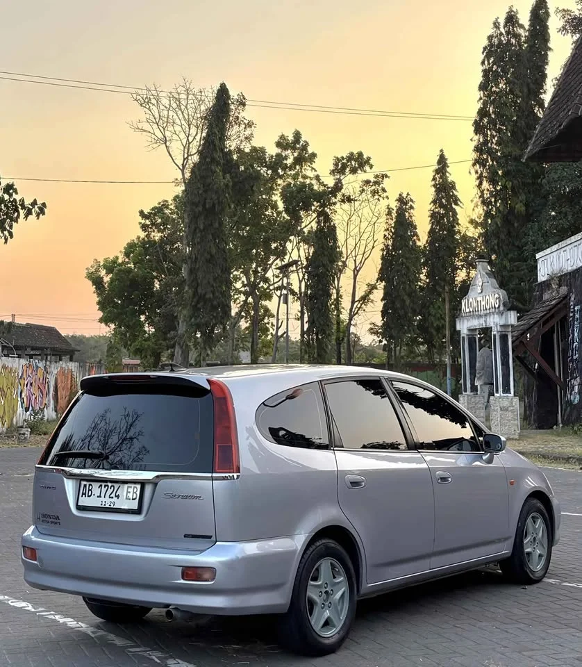 2002 Honda Stream I 3