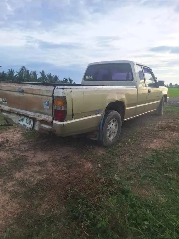 1992 Mitsubishi Triton II 2