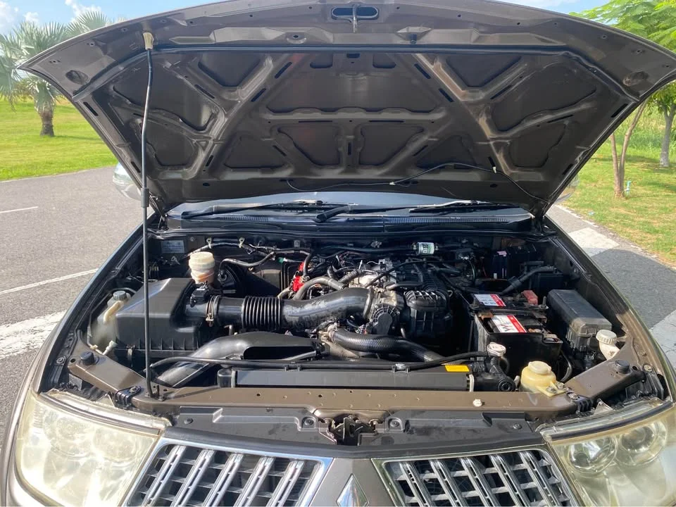 2012 Mitsubishi Pajero Sport II 2