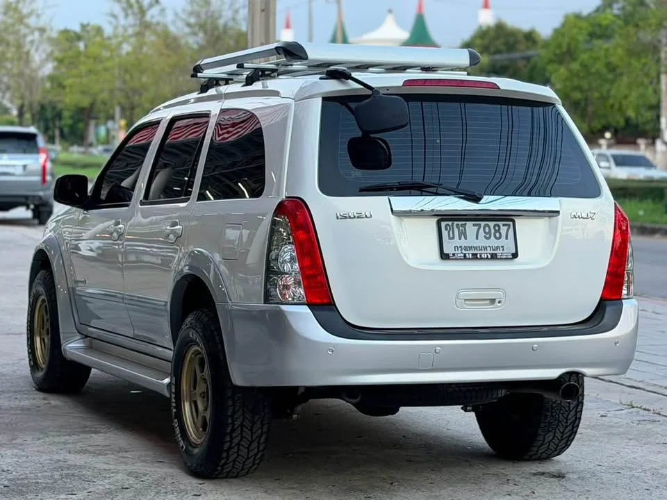2005 Isuzu MU-7 2