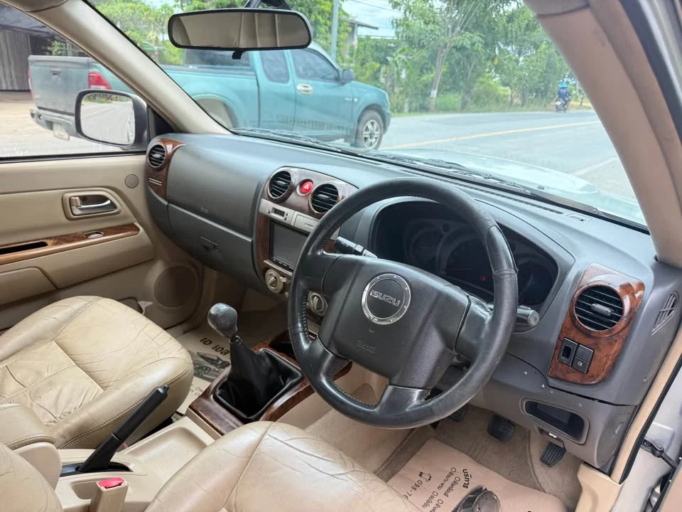 2008 Isuzu MU-7 3
